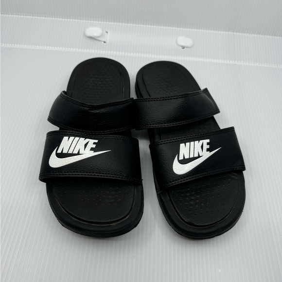 Women’s Nike slides - Picture 2 of 4